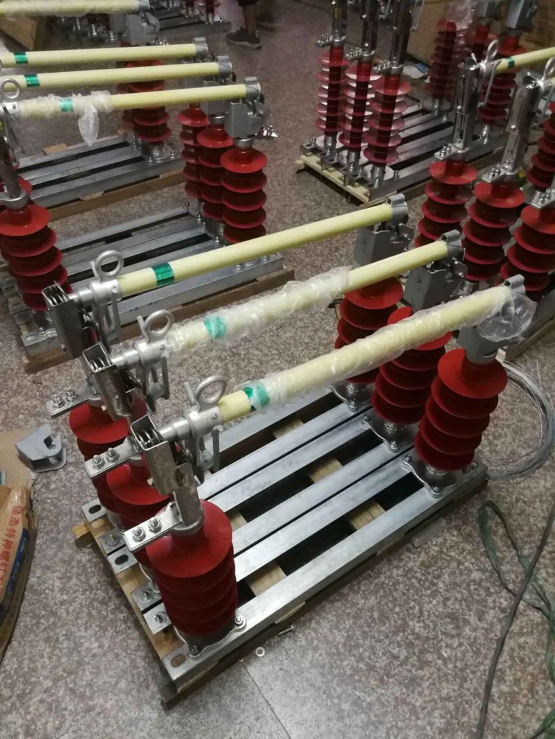 隔离开关在电气工程中的作用如何？它与断路器有什么区别？