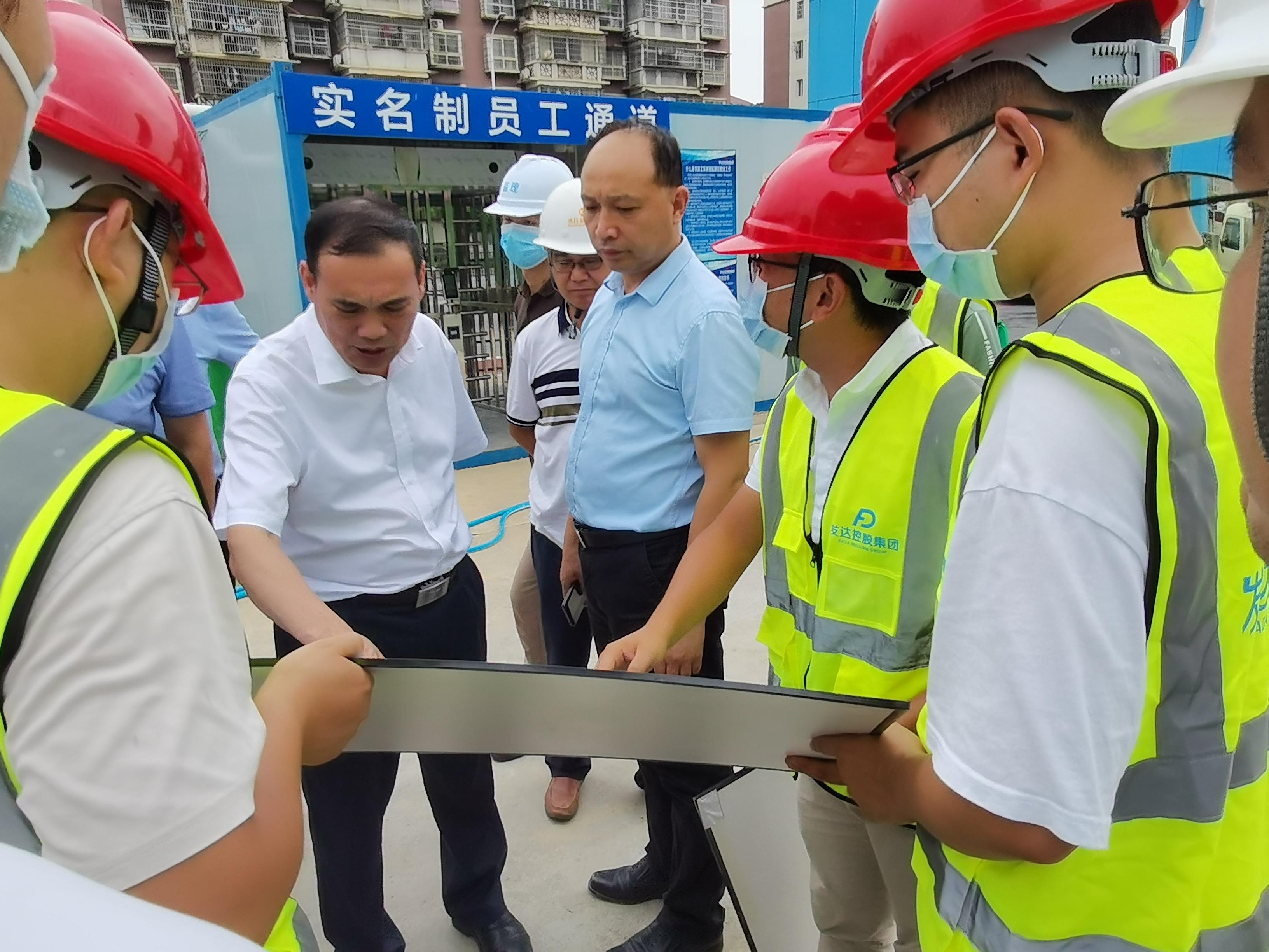 张磊视察.jpg 张磊视察.jpg
